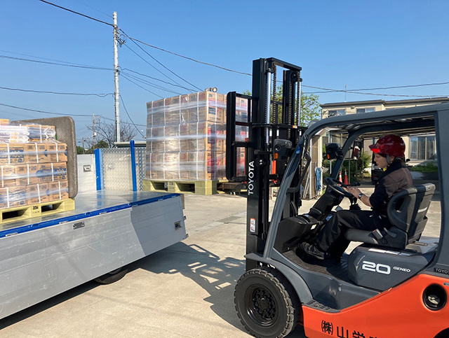 フォークリフトで荷物を運ぶ様子